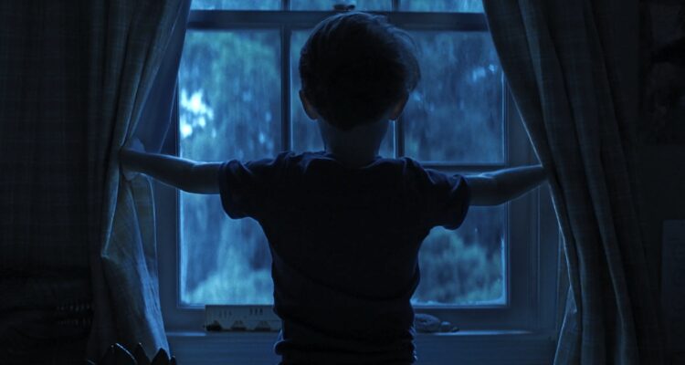 Child looking out the window from Weapons backtothepicture.net movie still